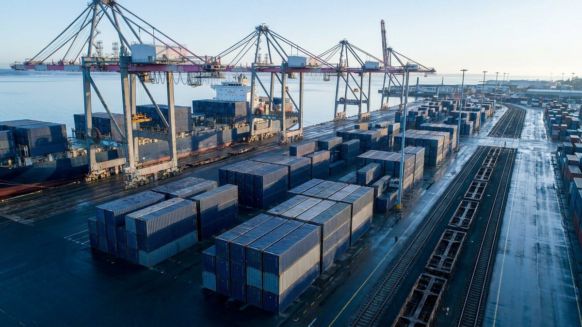 Generischer Containerhafen mit Kränen, gestapelten Containern und einer Binnenbahnverbindung; AI-generierte redaktionelle Illustration.